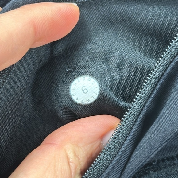 Lululemon Chase Me Short 2.5" Black - Picture 5 of 6